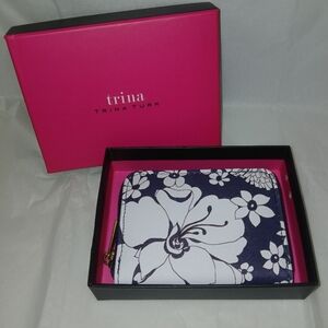 Trina Turk Zip Around Cardholder Wallet In Box, Faux Leather, Floral Navy &White